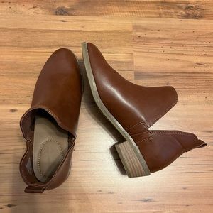 NWOB Universal thread
Booties size 6 Brown